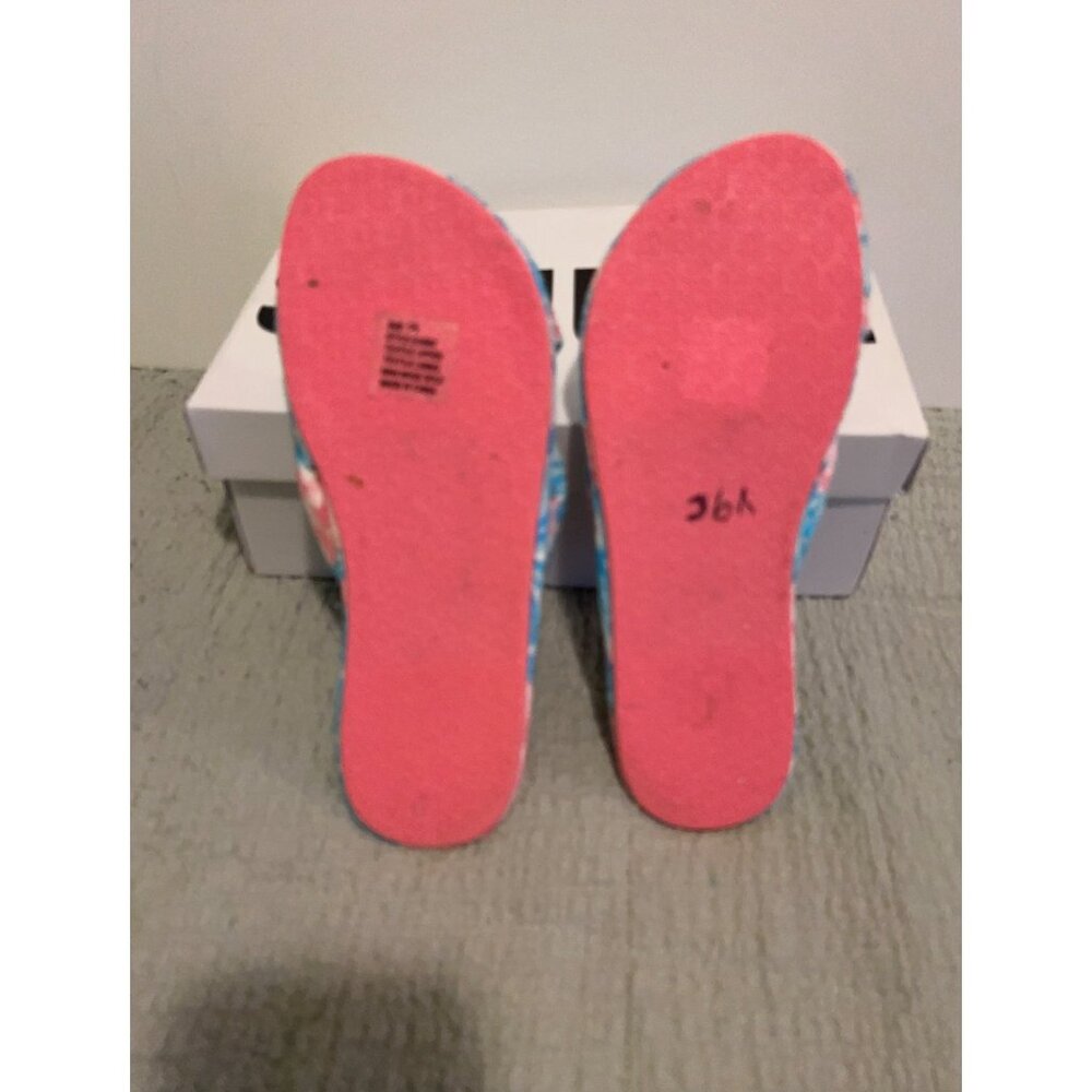 Lilly Pulitzer Plush Slippers Womens Size 7/8 Blue Pink Floral Bow House Sandals - Picture 4 of 8